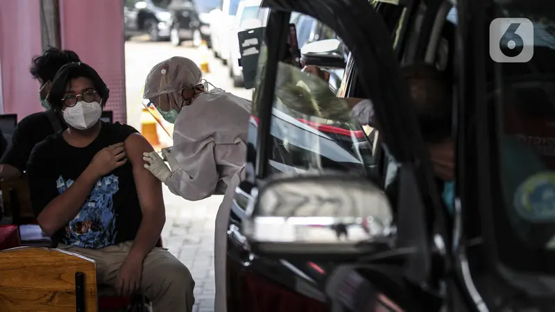 FOTO: Pelaksanaan Vaksinasi Virus Corona COVID-19 Secara Drive-Thru