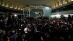 Suasana penutupan pedagangan bursa saham 2016 di Bursa Efek Tokyo, Jepang, Jumat (30/12). Penutupan tersebut dihadiri maskot prefektur Kumamoto bernama Kumamon (REUTERS/Toru Hanai)