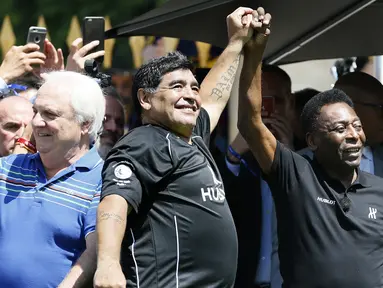 Diego Maradona akhirnya berdamai dengan Pele setelah bertemu dalam acara sepak bola persahabatan yang diadakan oleh Hublot di Jardin du Palais Royal, Paris, jelang Piala Eropa 2016, (9/6/2016). (AFP/Patrick Kovarik)