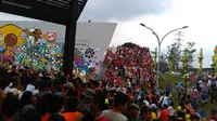 Ratusan warga menanti kedatangan Basuki Tjahaja Purnama atau Ahok di RPTRA Kalijodo (Liputan6.com/Muslim)