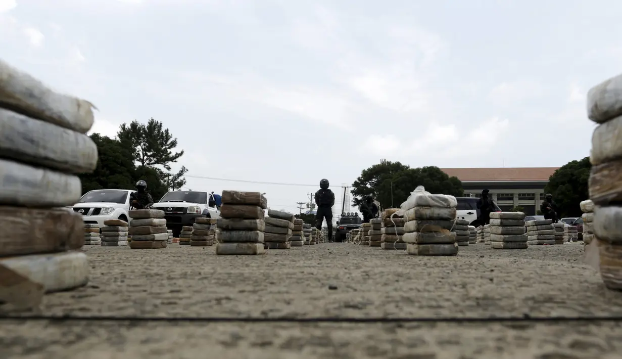 Petugas menggelar barang bukti kokain di Panama City, Senin (14/9/2015). Polisi menyita lebih dari 1.145 kg kokain dan mengamankan tiga orang. (REUTERS/Carlos JASSO)