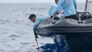 Penyelam Komando Pasukan Katak (Kopaska) TNI AL mengambil puing dari ari saat mencari korban pesawat Lion Air JT 610 yang jatuh di perairan Tanjung Karawang, Jawa Barat, Selasa (30/10). Lion Air JT 610 dinyatakan laik terbang. (AP Photo/Tatan Syuflana)