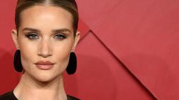 Rosie Huntington-Whiteley berpose saat menghadiri British Fashion Awards di London pada 5 Desember 2022. Rosie Huntington-Whiteley tampak sensasional saat menghadiri acara tersebut. (AFP/DANIEL LEAL)