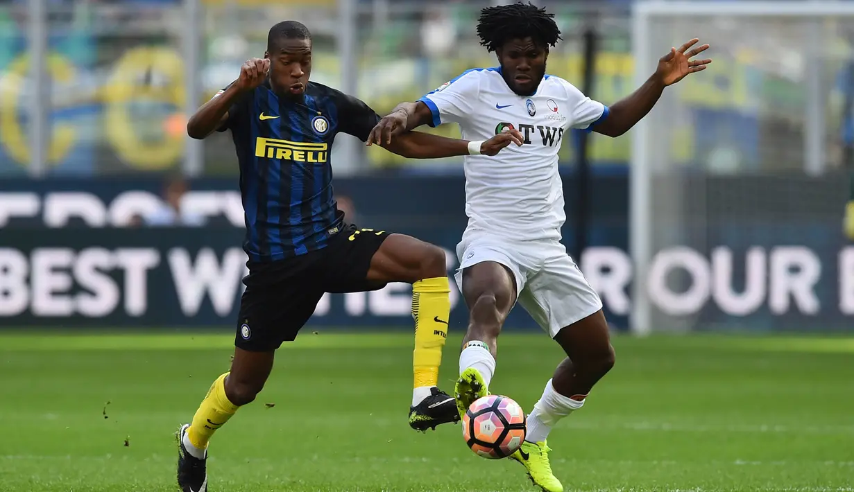Gelandang Atalanta, Franck Kessie, berebut bola dengan Gelandang Inter Milan, Geoffrey Kondogbia, pada laga lanjutan Serie A di Sansiro, Milan, (12/03/2017). (AFP/Giuseppe Cacace)