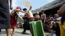 Dua orang laki-laki saling pukul dengan daun pandan yang berduri saat mengikuti Perang Pandan di Bali (8/6). Upacara Perang Pandan menjadi daya tarik bagi wisatawan, baik wisatawan dalam negeri maupun wisatawan asing.  (AP/Firdia Lisnawati)