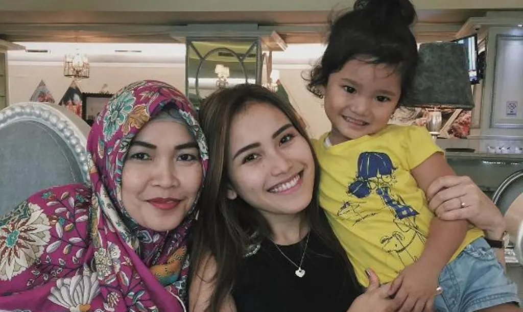 Ayu Ting Ting, Umi Kalsum dan Bilqis [foto: instagram]