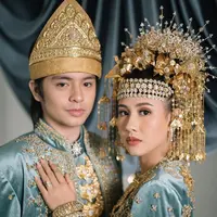 Lihat di sini deretan penampilan Angga Yunanda dan Shenina Cinnamon dalam balutan busana adat Palembang. [Dok/Angga].