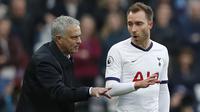 Pelatih Tottenham, Jose Mourinho, memberikan instruksi kepada Christian Eriksen saat melawan West Ham pada laga Premier League di Stadion London, London, Sabtu (23/11). West Ham kalah 2-3 dari Tottenham. (AFP/Adrian Dennis)