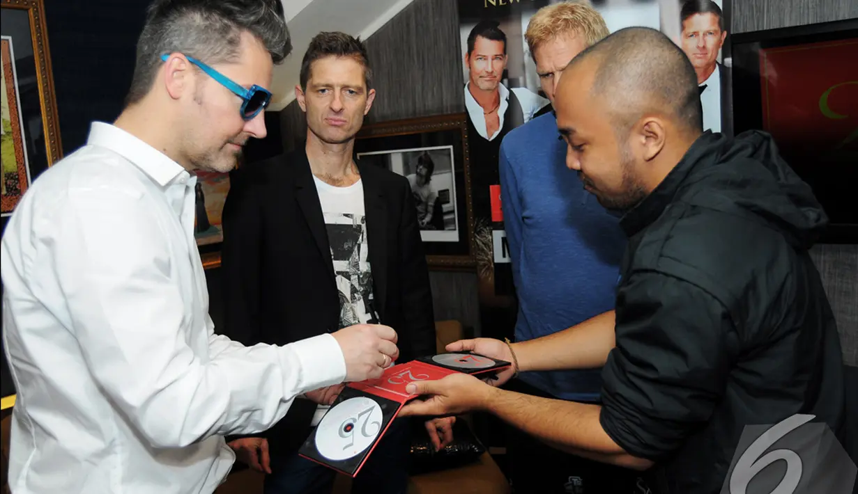 Seorang fans meminta salah satu personel Michael Learns To Rock (MLTR) untuk membubuhkan tanda tangan pada CD miliknya, Jakarta, Kamis (18/12/2014). (Liputan6.com/Faisal R Syam) 