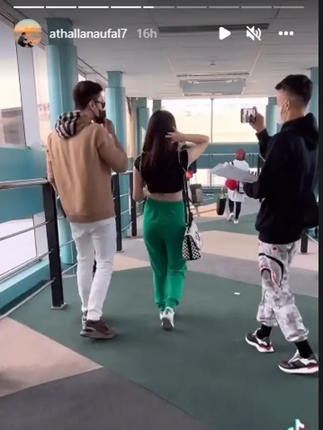Natasha Wilona dan Verrell Bramasta berangkat ke Malaysia (Foto: Instagram/@athallanaufal7)