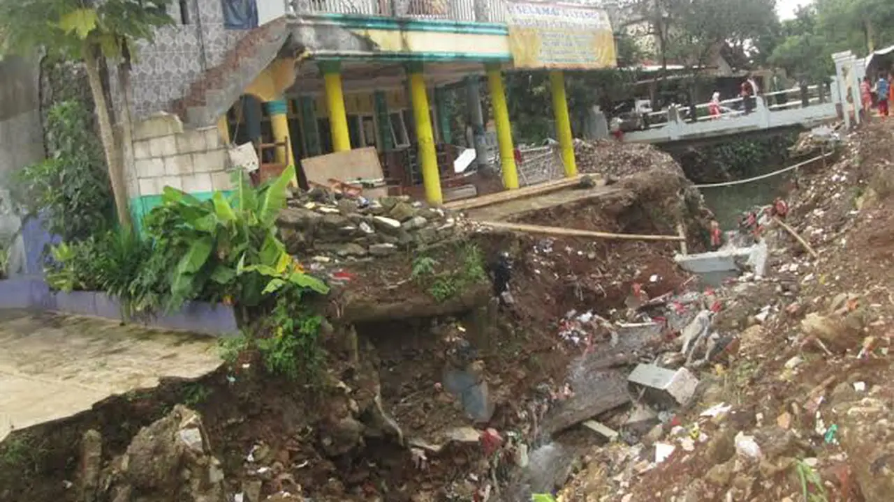 Tanggul Jebol, Sekolah di Kota Bogor Nyaris Ambruk