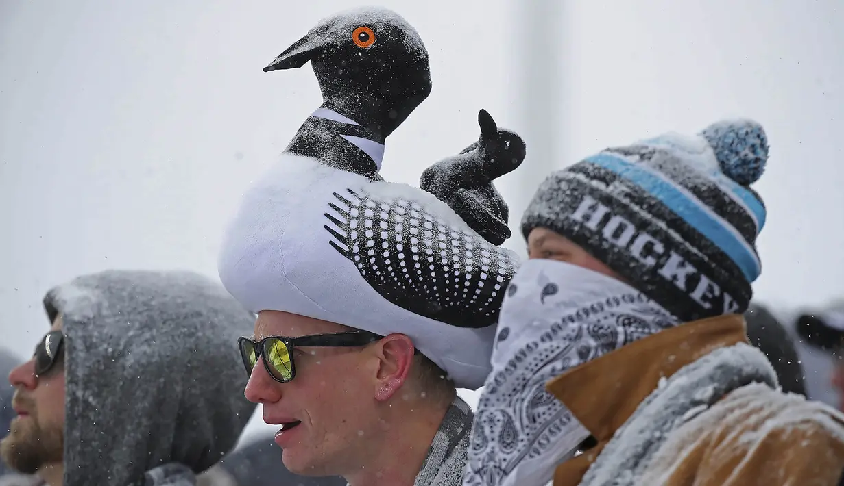 Para pendukung Minnesota United tampak kecewa usai tim kesayangannya ditaklukkan Minnesota United. Ini merupakan kekalahan telak beruntun yang kedua, sebelumnya mereka juga takluk 1-5 dari Portland Timbers. (AP/Elizabeth Flores)