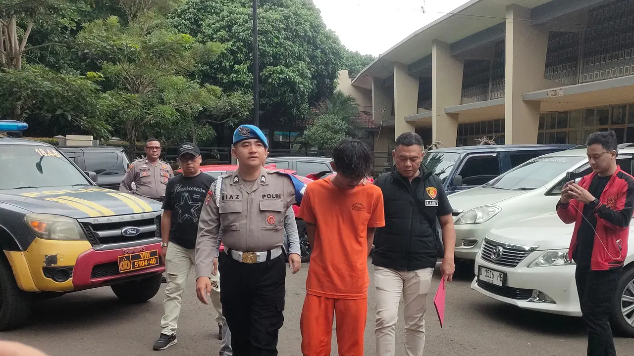 Satuan Reserse Kriminal (Satreskrim) Polrestabes Bandung menangkap pelaku penusukan terhadap seorang pemuda berinisial HSJ alias A yang tewas di kawasan Ciwastra, Kota Bandung. (Liputan6/Arya Prakasa)