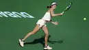 Ekspresi Catherine Bellis saat bertanding melawan petenis Belgia, Elise Mertens dalam Kejuaraan Dubai Duty Free Tennis Championship di Dubai (20/2). (AP Photo / Kamran Jebreili)