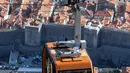 Turis menaiki kereta gantung melewati puncak bukit Srd di atas kota tua Dubrovnik pada 28 Maret 2019. Tahun lalu lebih dari 1,2 juta turis mengunjungi Dubrovnik, kota yang paling banyak dikunjungi di Kroasia. (Denis LOVROVIC / AFP)