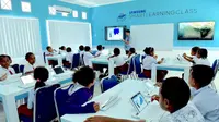 Suasana belajar di dalam Samsung Smart Learning Class di SD YPK Waupnor, Biak, Papua.