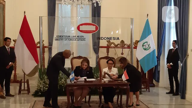 Menlu RI Retno Marsudi dan Menlu Guatemala Sandra Jovel.
