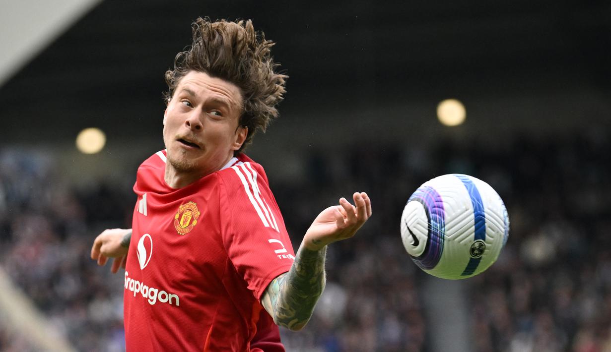 Victor Lindelof telah menutup lembaran kariernya di Manchester United setelah delapan musim. Pemain berusia 30-an ini punya profil ideal untuk kembali bermain di lub besar. (AFP/Andy Buchanan