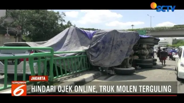 Truk Molen Terguling Timpa Mobil di Tanah Abang
