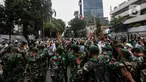 Prajurit TNI menghalau massa yang hendak menggelar demonstrasi 1812 di sekitar Istana Negara, Jakarta, Jumat (18/12/2020). Massa Aksi 1812 dihimbau oleh aparat yang bertugas agar membubarkan diri dan tidak berkerumun demi menghindari penyebaran COVID-19. (Liputan6.com/Johan Tallo)