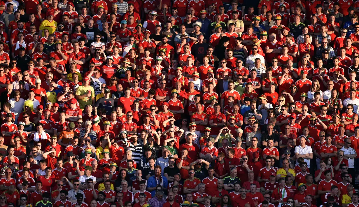 Fans Wales tengah menyaksikan timnya bertanding melawan Rusia   pada laga grup B Euro cup 2016 di Stadion Municipal, Toulouse, Selasa (21/6/2016) dini hari WIB. Wales menang 3-0. (AFP/Pascal Pavani)
