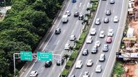 Puncak arus balik libur Paskah 2016 diprediksi terjadi pada Minggu (27/3) sore hingga malam nanti. Humas PT Jasa Marga Tol Jakarta-Cikampek menyebut sebanyak 94.000 kendaraan diprediksi akan masuk melalui GT Cikarang. (Liputan6.com/Fery Pradolo)