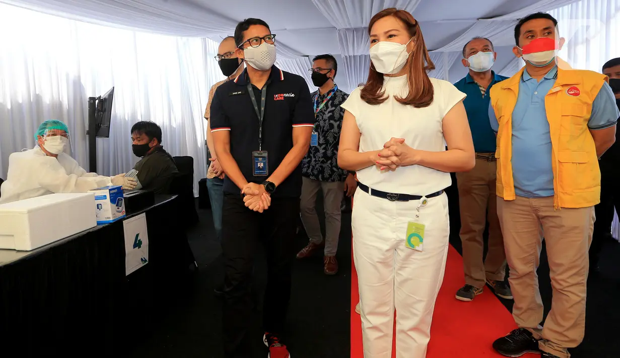 Doktora Clinic drg Fransisca Tobing (tengah), Menparekraf Sandiaga Uno, Anggota Komisi XI DPR Kamrussamad meninjau sentra vaksinasi Covid-19 di Kebon Jeruk, Jakarta, (25/07/2021). Vaksinasi yang digelar 5 hari disediakan 6.000 dosis vaksin Sinovac. (Liputan6.com/HO/Bon)