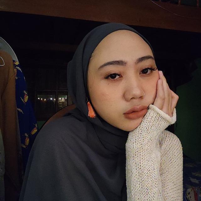 6 Potret Aya Canina Penulis Lagu 'Kukira Kau Rumah', Mantan Vokalis Amigdala