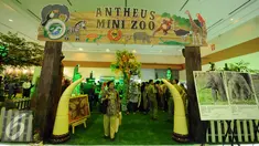Pengunjung keluar dari areal Mini Zoo yang ada di Pekan Lingkungan Hidup Kehutanan 2016 di JCC Jakarta, Kamis (9/6/2016). Mini Zoo menampilkan beberapa koleksi hewan reptil dan unggas. (Liputan6.com/Helmi Fithriansyah)