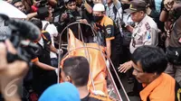 Polisi menemukan 11 korban yang disekap di kamar mandi ukuran 1,5 x 1,5 meter, Pulogadung, Jakarta, Selasa (27/12). Enam korban meninggal diduga akibat kehabisan oksigen. (Liputan6.com/Faizal Fanani)