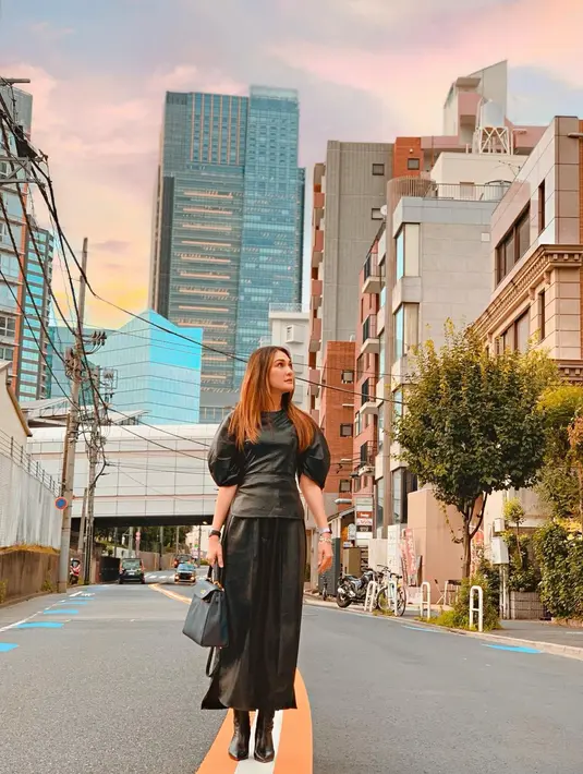 <p>Tampil gothic dengan outfit serba hitam memberi kesan elegan dan misterius. Seperti Luna yang menggunakan leather dress, ankle boots, dan hand bag berwarna hitam. [Instagram/lunamaya]</p>