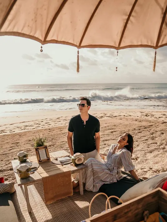 Di momen santai, Mike tampil kasual dengan t-shirt hitam dan celana khaki. Sementara Janisaa tampil feminin dengan stripe dress dan detail belt bermotif sama. (instagram/janisaas)