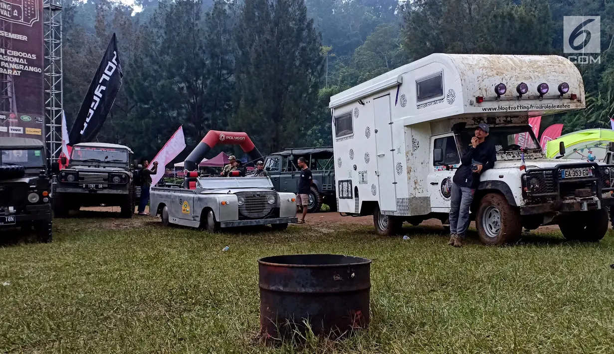 Pemilik dan pecinta Land Rover yang tergabung dalam Indonesia Land Rover United (ILRU) ketika menggelar kamping bersama di kaki Gunung Gede Pangrango, Bogor, Jawa Barat, Sabtu (22/12). Kegiatan digelar setiap 2 tahun sekali. (Liputan6.com/Pool/ILRU)