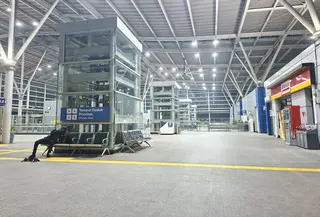 Salah satu sudut di ruang tunggu Stasiun Cikarang yang dipenuhi calon penumpan yang menginap menunggu kereta pertama datang. (Liputan6/Rifqy Alief)