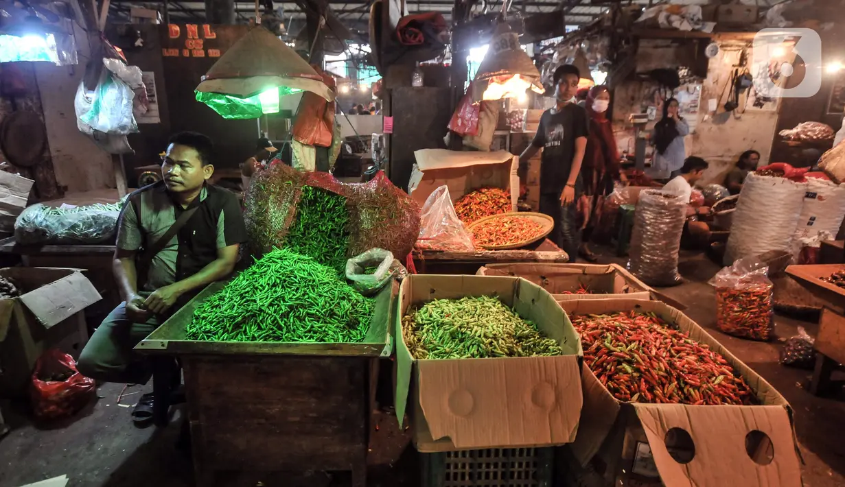 Pedagang cabai rawit menunggu pembeli di Pasar Induk Kramat Jati, Jakarta Timur, Kamis (2/6/2022). Harga cabai rawit hijau naik menjadi Rp 55.000 dari harga sebelumnya Rp 45.000 per kilogram. (merdeka.com/Iqbal S Nugroho)