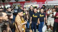 Putra sulung Presiden Jokowi, Gibran Rakabuming Raka menemui relawan Kawan Militan Gibran yang mendukungnya sebagai cawapres di Pamedan Pura Mangkunegaran, Solo, Sabtu malam (12/8).(Fajar Abrori/Liputan6.com).