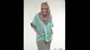 Mengenakan hijab pink bergaris hitam dipadu dengan gaun berwarna biru muda dan jeans membuat dirinya seperti ABG, Jakarta Selatan, Kamis (9/10/2014) (Liputan6.com/Panji Diksana)