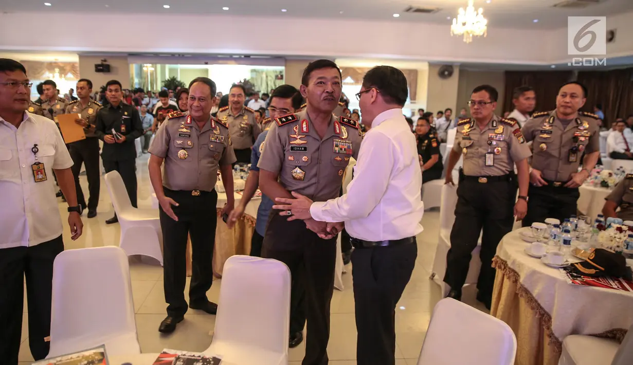 Kapolda Metro Jaya Irjen Idham Aziz saat menghadiri penghargaan anggota berprestasi, Jakarta, Selasa (8/8). Kapolda memberi penghargaan berupa promosi dan kesempatan menempuh pendidikan bagi jajaran yang bertugas di lapangan. (Liputan6.com/Faizal Fanani)
