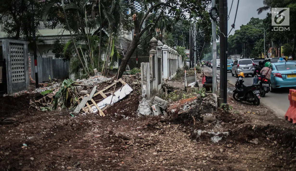 Suasana proyek pelebaran ruas Jalan Pangeran Antasari, Jakarta, Kamis (8/11). Pelebaran ini untuk mengantisipasi kemacetan setelah dioperasikannya Tol Depok-Antasari. (Liputan6.com/Faizal Fanani)