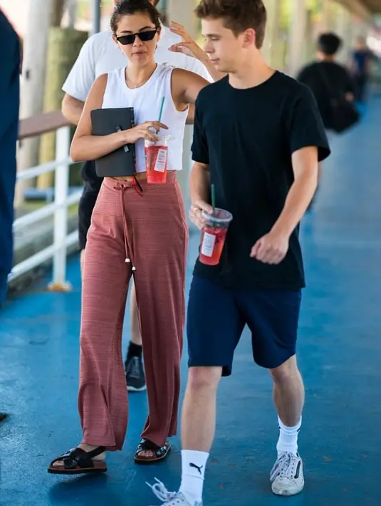 Dilansir dari Daily Mail, Selena Gomez terlihat bersenang-senang bersama pria itu dan beberapa teman lain saat berlayar mengelilingi New York. (Peter Parker/SplashNews.com/Daily Mail)