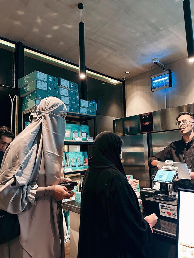 7 Potret Paula Verhoeven Jalani Umroh di Bulan Ramadhan, Tampil Bercadar