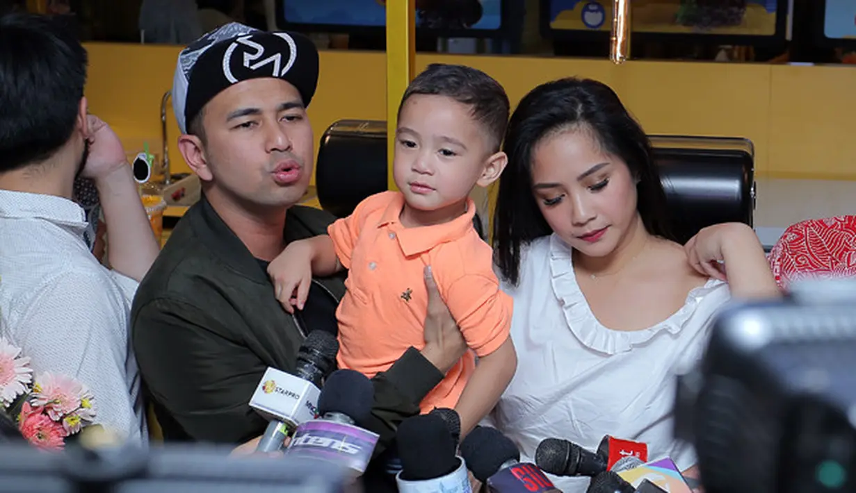 Banyak hal yang harus dipersiapkan Raffi dan Nagita untuk memperkenalkan Rafathar ke dunia sekolah. Termasuk pola kegiatan sehari-hari yang pastinya akan berbeda dari biasanya.  (Deki Prayoga/Bintang.com)