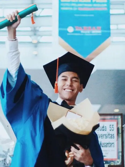 Tahun 2016 ia meraih gelar Sarjana Ekonomi dari salah satu kampus swasta di Jakarta. (Instagram @krisjianabah)
