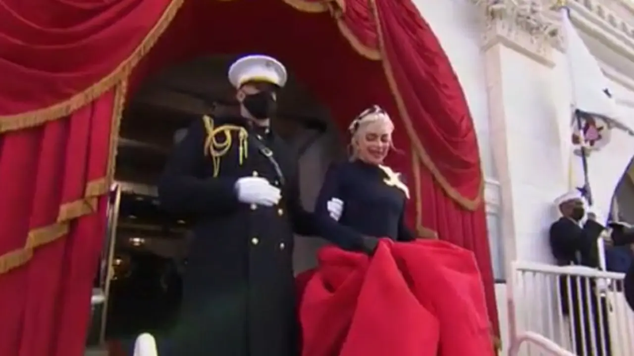 Dengan setelan gaun hitam dan merah Lady Gaga tampil sangat memukau (Istimewa)