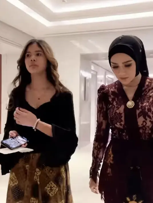 Melengkapi tampilannya, adik sambung Al, El, dan Dul ini memilih mengenakan bawahan rok panjang motif batik coklat. Gayanya pas tak berlebihan, cocok untuk dirinya. [@mulanjameela1]