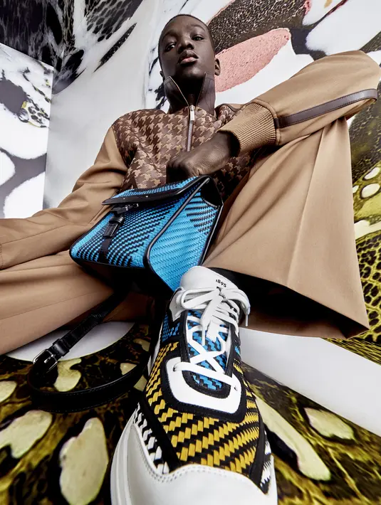 Menggunakan kanvas Signature yang ikonik sebagai alas, tas baru Berluti dari koleksi Summer 2021 menghadirkan beberapa pilihan. Seperti weekender Aventure MM, tas jinjing Ulysse, clutch Nino, tas selempang Aventure Gulliver dan tas jinjing besar Whopping (Foto: Berluti)