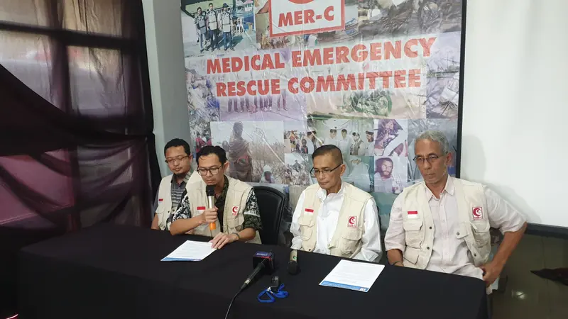 Pembina Medical Emergency Rescue Committee (MER-C) Joserizal Jurnalis saat memberikan keterangan terkit petugas KPPS yang wafat. (Liputan6.com/Nanda Perdana Putra)