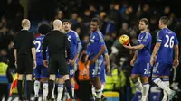 Para pemain Chelsea kecewa usai ditahan imbang West Bromwich Albion pada pekan ke-21 Liga Premier Inggris di Stamford Bridge, Kamis (14/1/2016). (Liputan6.com/Reuters / John Sibley Livepic )