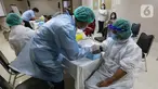 Petugas medis menjalani Tes serologi COVID-19 di RS Siloam Kebon Jeruk, Jakarta, Selasa (11/8/2020). Tes serologi antibodi SARS-CoV-2 berbasis lab untuk tenaga medis guna memastikan bahwa rumah sakit tersebut aman bagi pasien saat berobat. (Liputan6.com/Fery Pradolo)