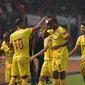 Pemain Sriwijaya FC menyirami wajah saat laga melawan Persija dilanjutan Torabika Soccer  Championship presented by IM3 Ooredoo di Stadion GBK Jakarta, Jumat (24/6/2016). Laga dihentikan,  Sriwijaya FC unggul 1-0. (Liputan6.com/Helmi Fithriansyah)